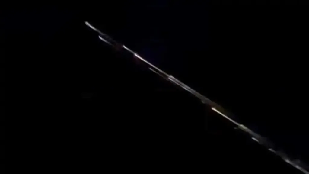 أجسام مضيئة في سماء محافظة جنوبي اليمن تثير الرعب والهلع.. ما حكايتها؟